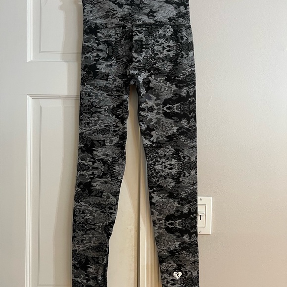 ❌SOLD❌Women’s Best camo leggings - Picture 3 of 3